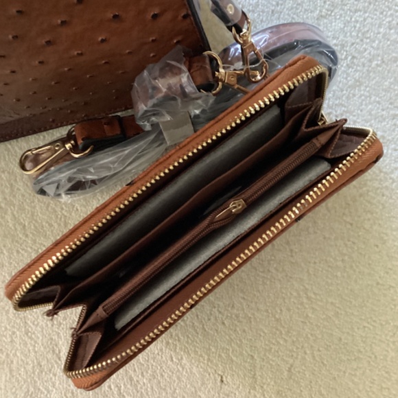 New.  Great with any outfit faux croc purse.  Includes wallet and shoulder strap - Picture 5 of 7